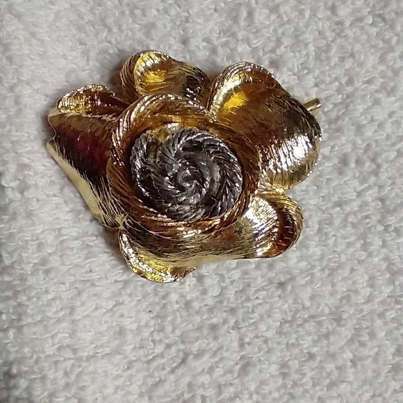 Two tone flower brooch approx. 1.75 inch - Picture 1 of 4